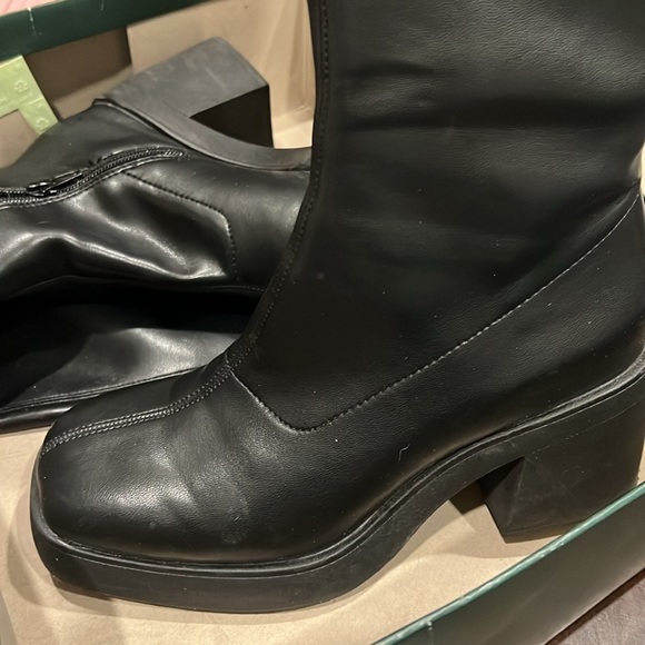 Women’s Boots - Picture 3 of 4